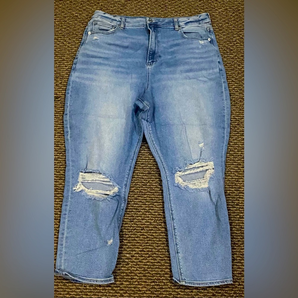 American Eagle curvy Mom Jeans. Size 16 Short. Never worn. Petite.